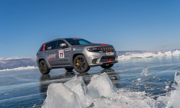 Jeep buz üstünde yeteneklerini sergiledi ve rekor kırdı!