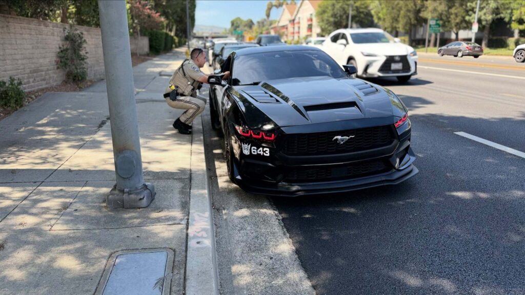 Transformers temalı Mustang, gerçek polis aracına yakalandı