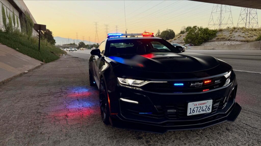 Transformers temalı Mustang, gerçek polis aracına yakalandı