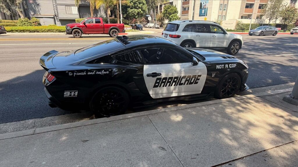 Transformers temalı Mustang, gerçek polis aracına yakalandı