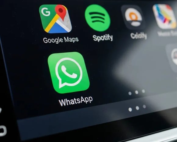WhatsApp, Android Auto ve CarPlay İçin Özel Arayüzünü Yayınladı