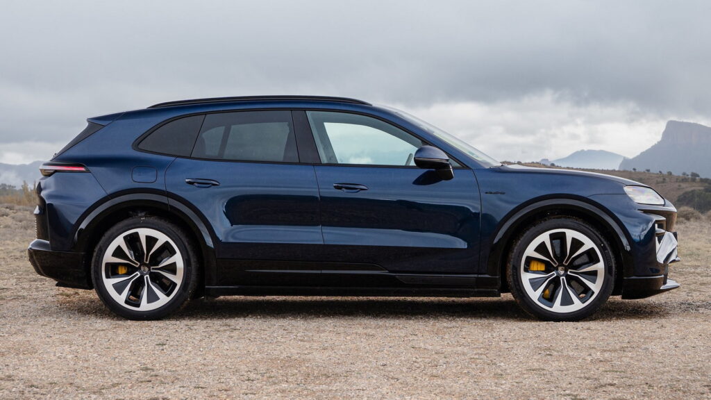 Ağırlığına Meydan Okuyan Dev: Porsche Cayenne Turbo Electric, Corvette ZR1'i Geride Bıraktı