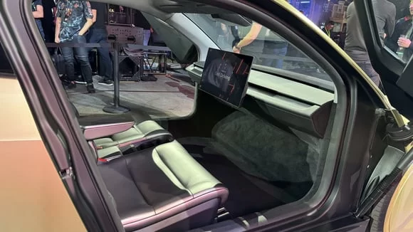 Tesla Cybercab Sahaya İniyor: Çalışanlar İlk Sürücüsüz Deneyimi Yaşıyor