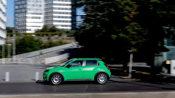 Renault 5 E-Tech fiyatlarında stratejik hamle: Almanya'da indirim rüzgarı