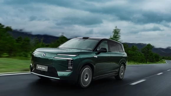 Range Rover Electric ve Çinli Rakibi Denza N8 Rekabeti