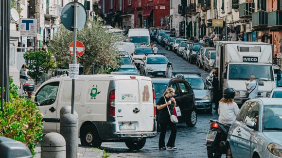Napoli'de Polonya plakalı araçlar sigorta krizini tetikliyor