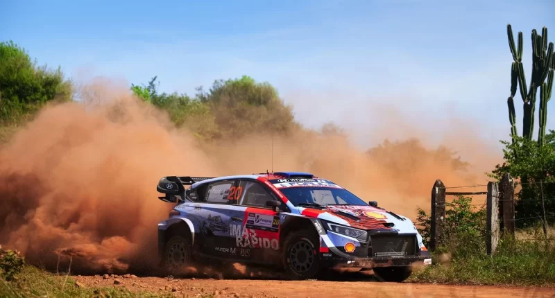 WRC Paraguay rallisinde hayatta kalma savaşı: Paddon liderliğe yükseldi