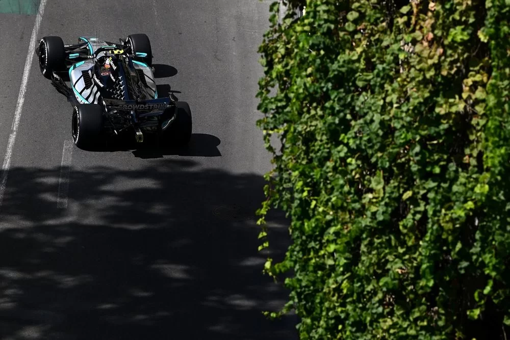 F1 Azerbaycan GP: Mercedes Fırtınası Bakü'yü Sarstı