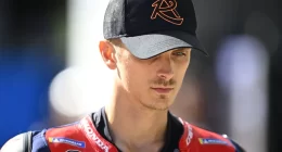 Luca Marini Avusturya MotoGP yarışında göğsüne çarpan parça ile sarsıldı