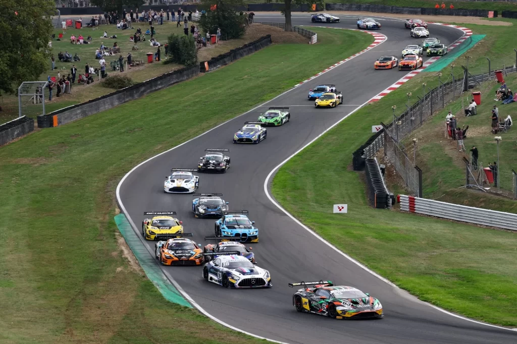 British GT şampiyonluğu: Rob Collard için dramatik final