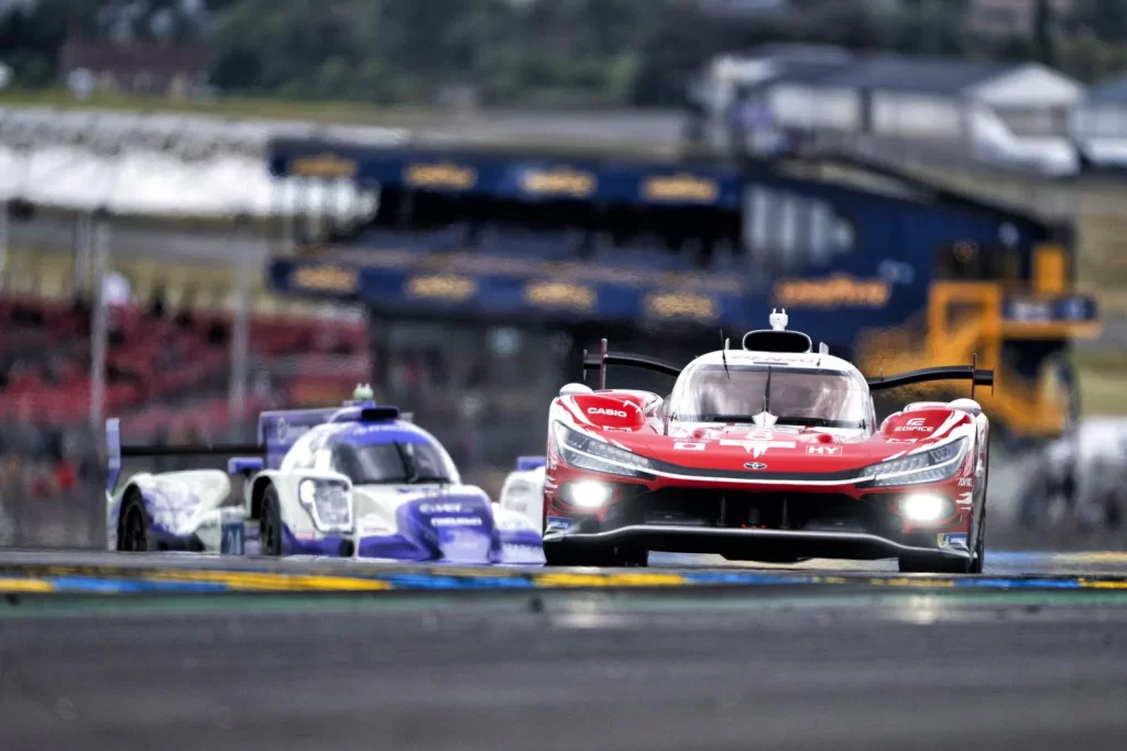 24 Saat Le Mans ve FIA Arasındaki Gerilim: 2027 Değişimi Ne Anlama Geliyor?