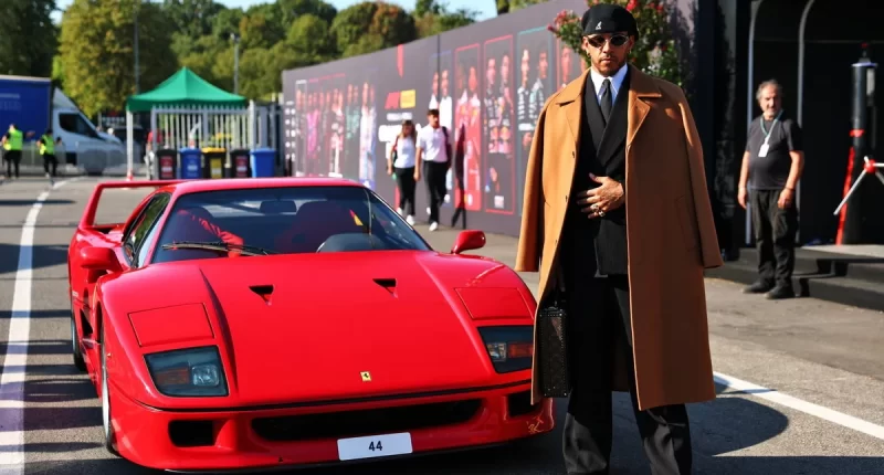 Lewis Hamilton Monza Paddock'ına Ferrari F40 ile Giriş Yaptı