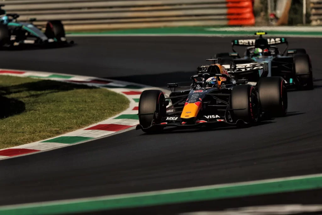 Toto Wolff, Monza'da Max Verstappen'in George Russell'ı Engellediğini İddia Ediyor