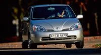 Toyota Prius: Hibrit Teknolojisinin Tarihi Yolculuğu ve İlk Adımlar