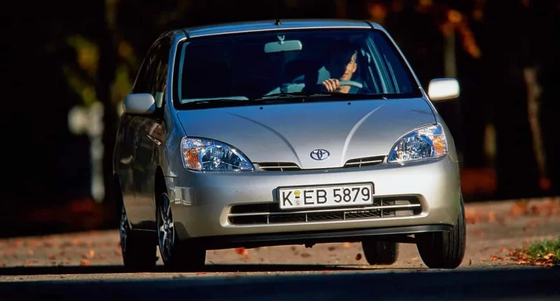 Toyota Prius: Hibrit Teknolojisinin Tarihi Yolculuğu ve İlk Adımlar