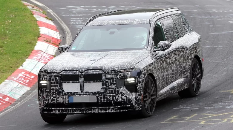 Yeni BMW iX7: Elektrikli Lüksün Üç Sıralı Geleceği Nürburgring'de