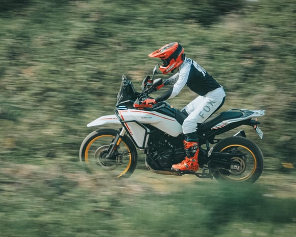 QJ Motor SRT 450 RX İncelemesi: A2 Ehliyet Sınıfının En Donanımlısı