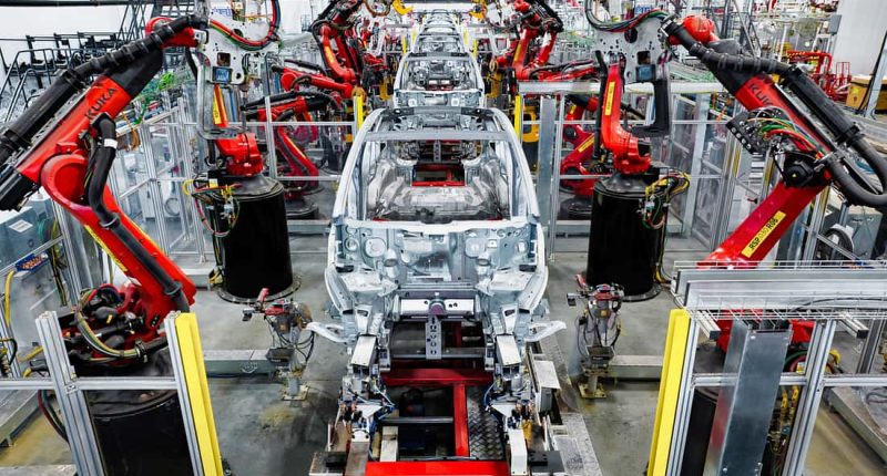 Tesla'dan Çelişkili Tablo: Rekor Satışlara Rağmen Beklentiler Neden Karşılanamadı?