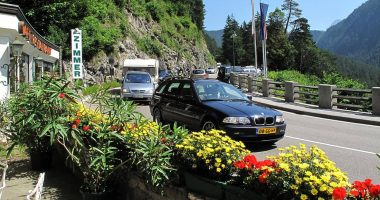Avusturya'da Fernpass Yolu Kapanıyor: Sürücüleri Bekleyen Trafik Kabusu