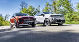 Renault Captur ve VW T-Roc Karşılaştırması: Hibrit Teknolojisi mi, eTSI Verimliliği mi?