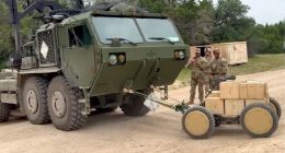 227 Kiloluk Robottan Dev Gövde Gösterisi: 24,5 Tonluk Kamyonu Çekti