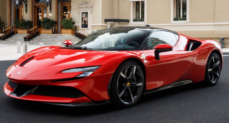 Avustralya'da Ferrari SF90 İkiye Bölündü: Sürücüsü Mucize Eseri Kurtuldu
