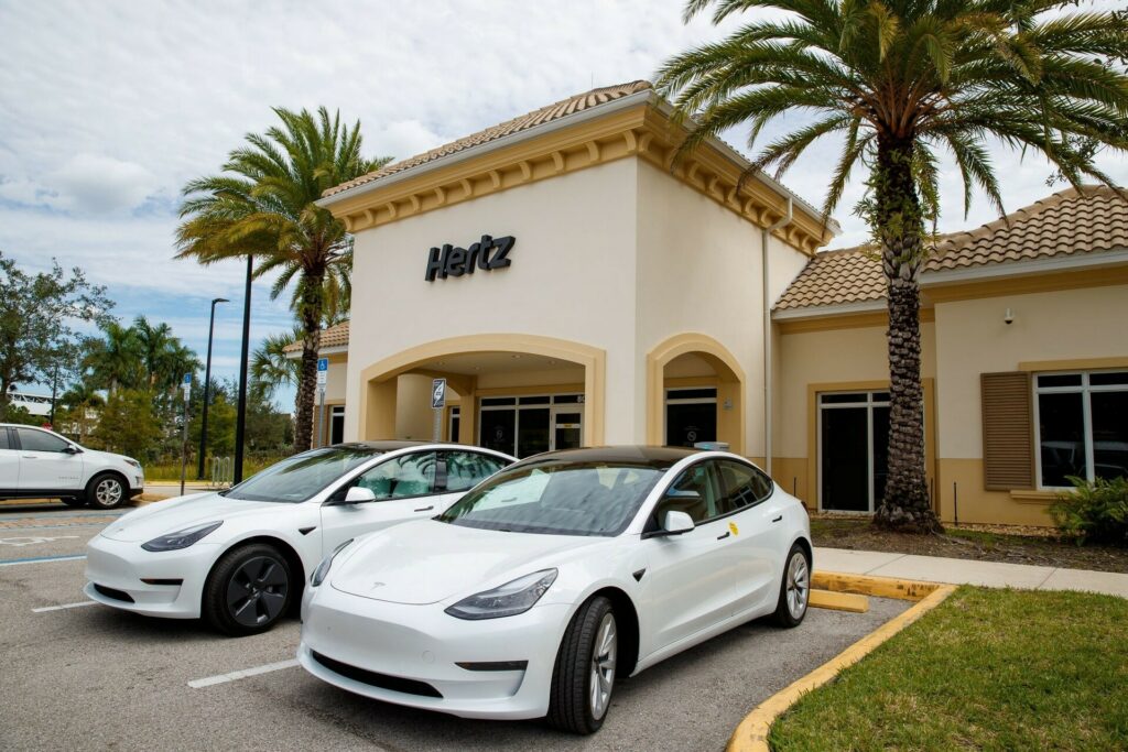 Hertz, Elektrikli Araç Fiyaskosundan Sonra Robotaksi Dönemine Hazırlanıyor