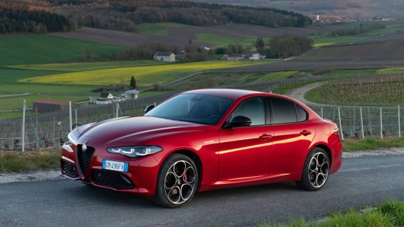 Alfa Romeo'nun Büyüme Motoru: Junior Modeli Küresel Satışları Sırtlıyor