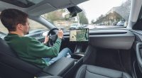 Modern Otomobillerin Dev Ekranları Sürüş Güvenliğini Tehdit mi Ediyor?