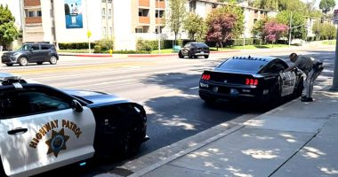 Transformers temalı Mustang, gerçek polis aracına yakalandı
