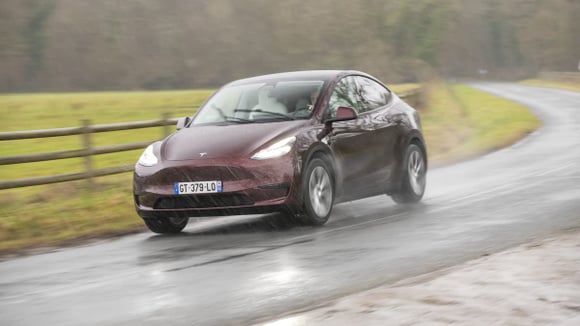 Tesla geri çağırma kararı: Tesla far parlaklığı sorunuyla gündemde