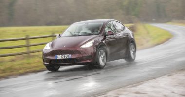Tesla geri çağırma kararı: Tesla far parlaklığı sorunuyla gündemde
