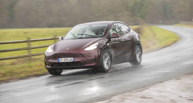Tesla geri çağırma kararı: Tesla far parlaklığı sorunuyla gündemde