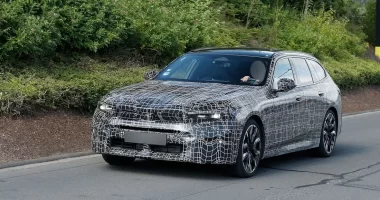BMW 5 Serisi ve i5 Facelift: Yenilenen Yüzüyle Yollara Çıkıyor