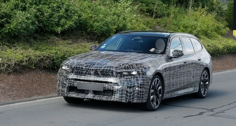 BMW 5 Serisi ve i5 Facelift: Yenilenen Yüzüyle Yollara Çıkıyor