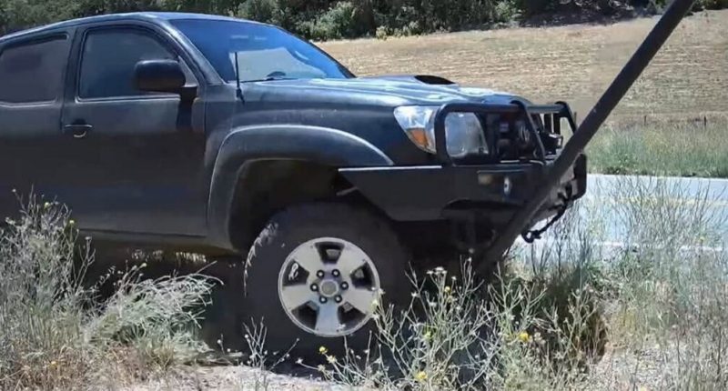 Toyota Sürücüsü Plaka Okuma Kameralarını Hedef Aldı, Ancak Kendi Sonunu Hazırladı