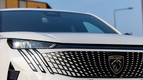 Tesla geri çağırma kararı: Tesla far parlaklığı sorunuyla gündemde