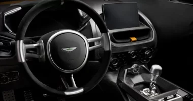 Aston Martin manuel vites seçeneklerine kapılarını aralıyor