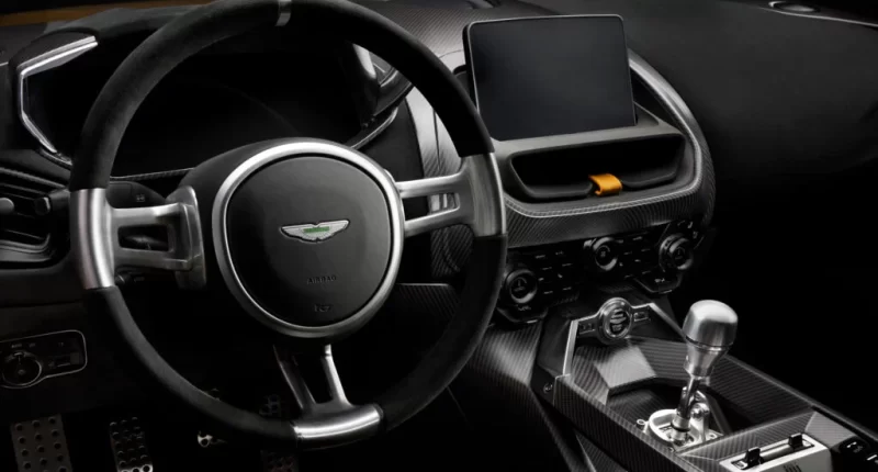 Aston Martin manuel vites seçeneklerine kapılarını aralıyor