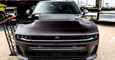 2027 Dodge Charger Serisine Yeni Renk Seçeneği: Red Oxide