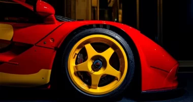İki Kez Kaza Yapan McLaren F1 GTR Rekor Fiyatla Satıldı