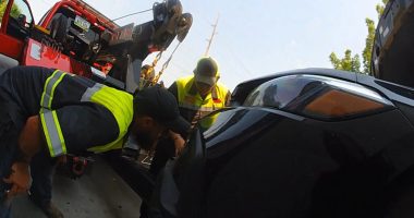Kurtarılan kedi için Honda'nın ön kısmını söktüler