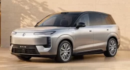 Range Rover Electric ve Çinli Rakibi Denza N8 Rekabeti