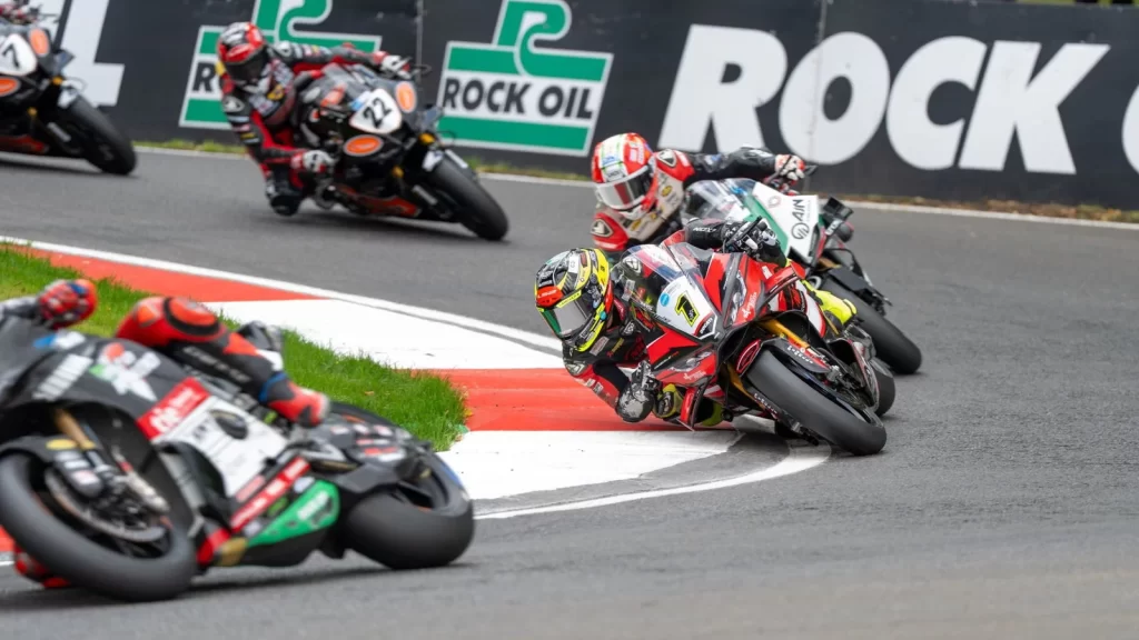 Kyle Ryde BSB Cadwell Park - Kyle Ryde ve BSB Cadwell Park: Podyum Mücadelesinde Zorlu Bir Zafer