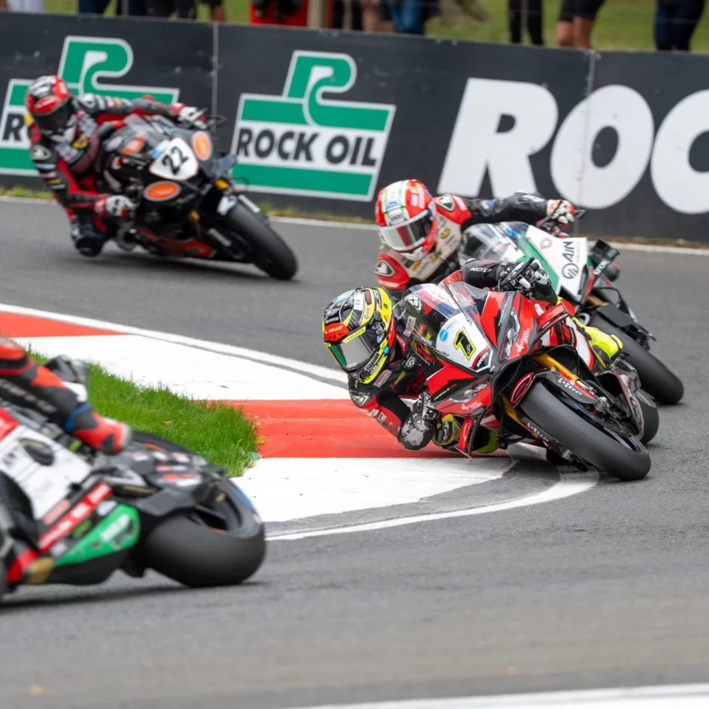 2026 British Superbikes: Cadwell Park Yarış Sonuçları ve Analizi