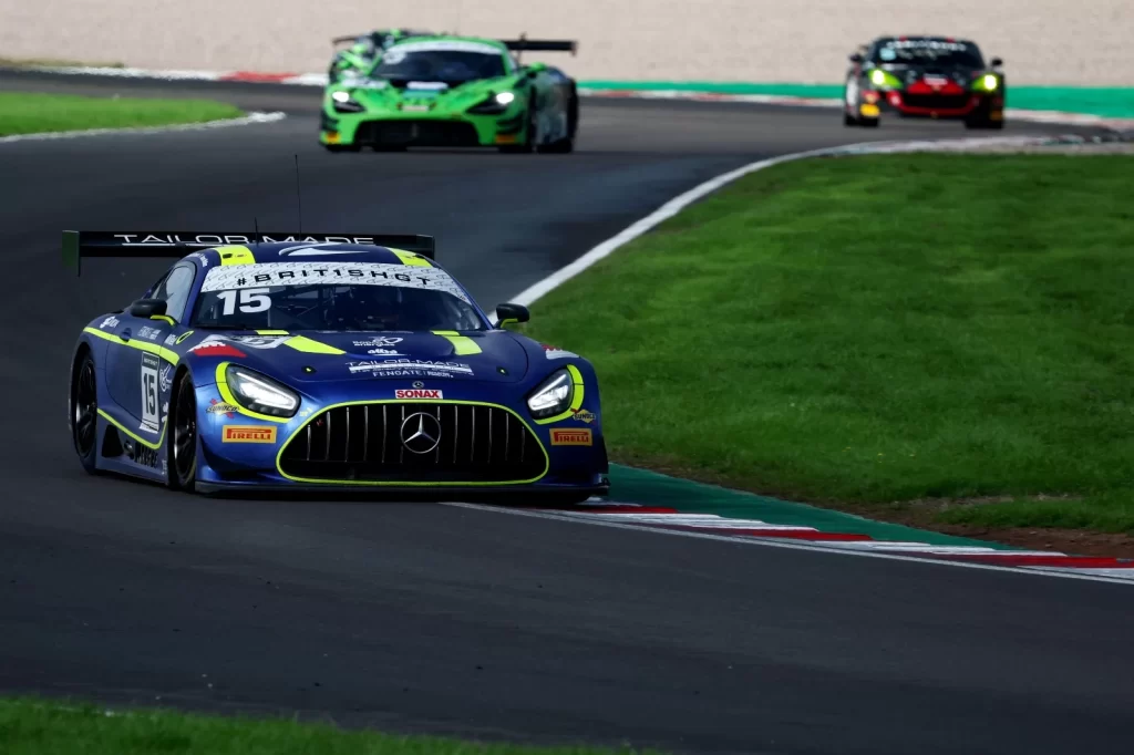 British GT şampiyonluk yarışında büyük değişim: Donington Park zaferi