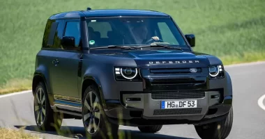 Land Rover Defender 90 P525 V8: Safariden Pistlere Uzanan Güç