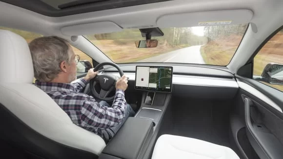 Tesla Full Self-Driving sistemi artık manuel modda bile devreye girebiliyor