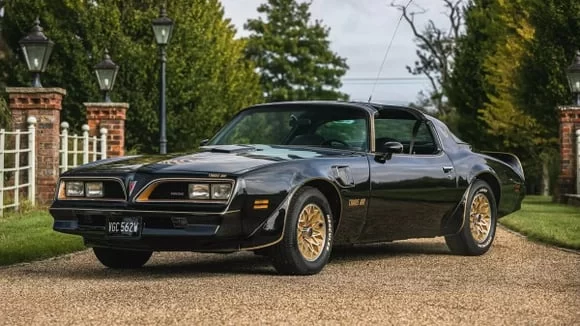 Pontiac Trans Am ve Burt Reynolds Efsanesi: Bir Devrin Sonu