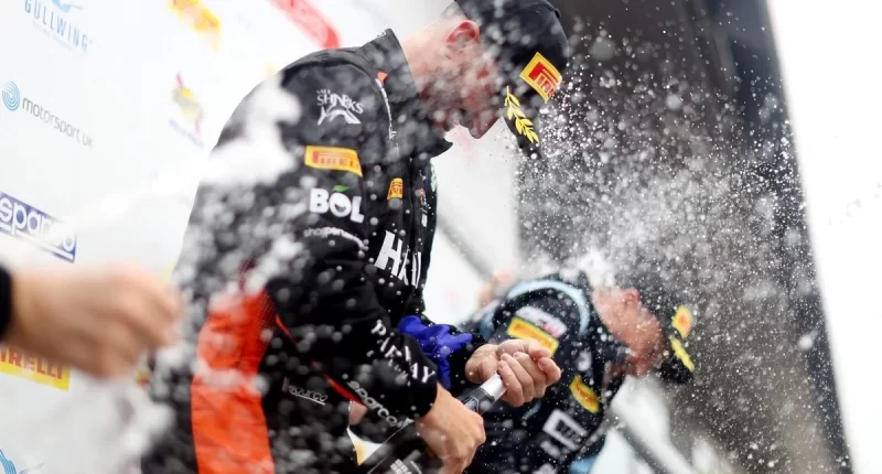 British GT finalinde beklenmedik şampiyonluk: Marcus Clutton tuvaletteyken kazandı